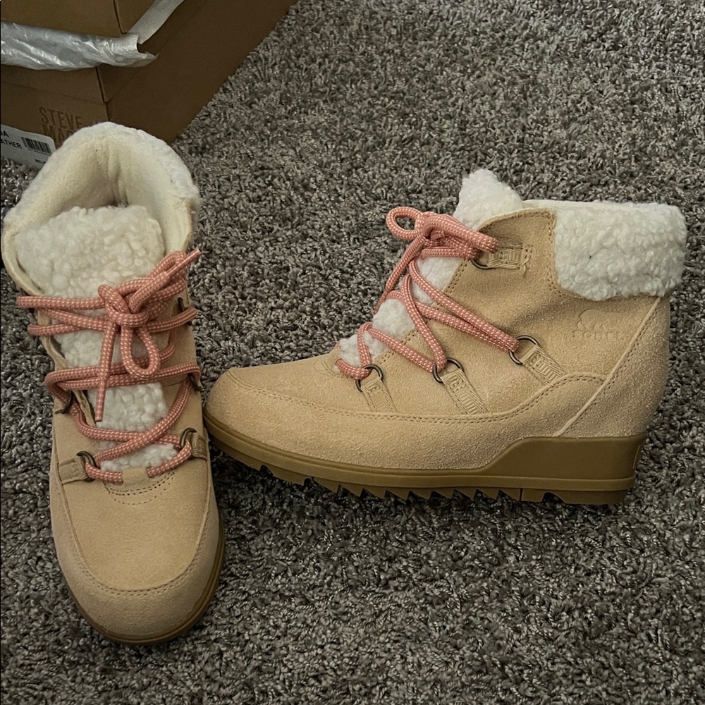 Brand new Sorel Women's Beige Winter Boots with Pink Laces